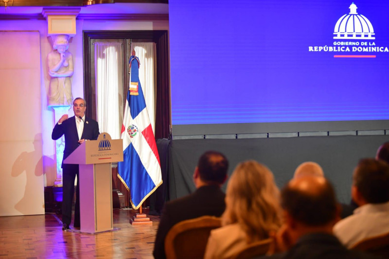 El presidente Luis Abinader calificó de "hechos históricos" los avances en burocracia cero.