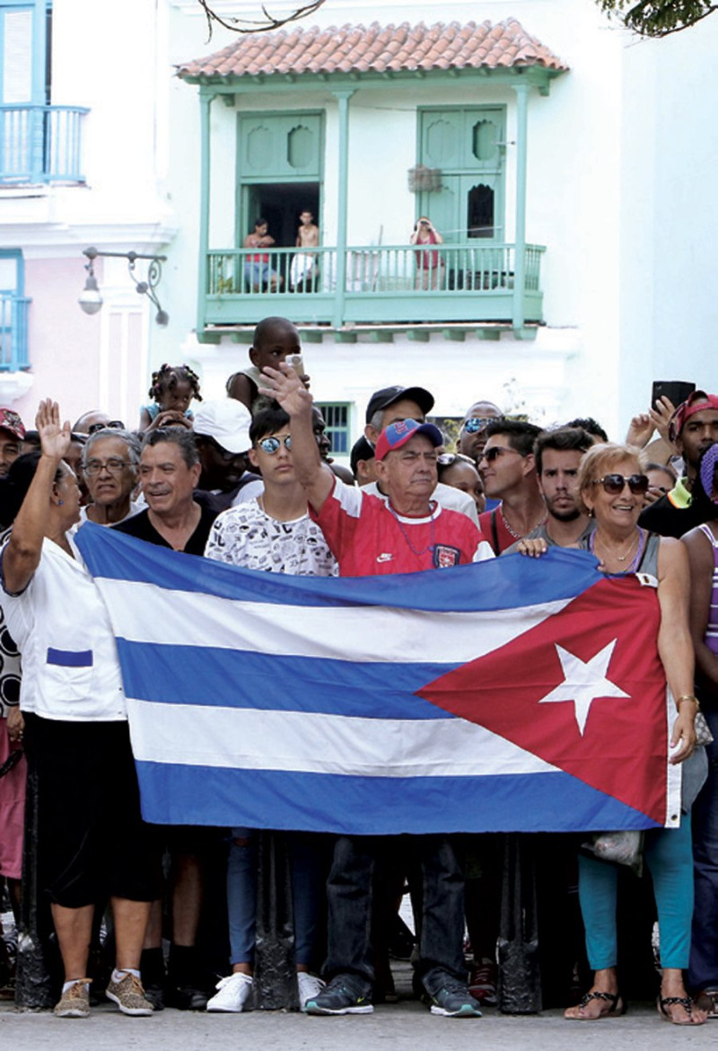 Adonia. Un grupo de cubanos observa la llegada del buque.