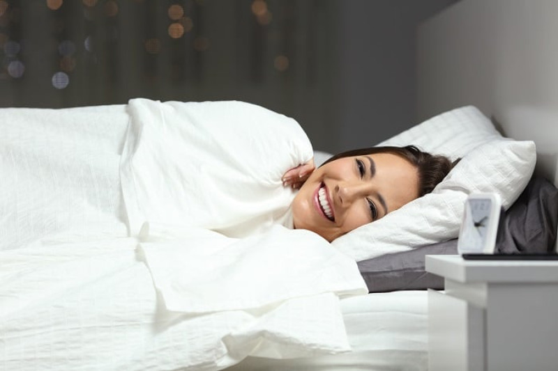 Si tienes que usar frisas o medias para dormir, es que el aire lo tienes muy frío y estás consumiendo más energía.