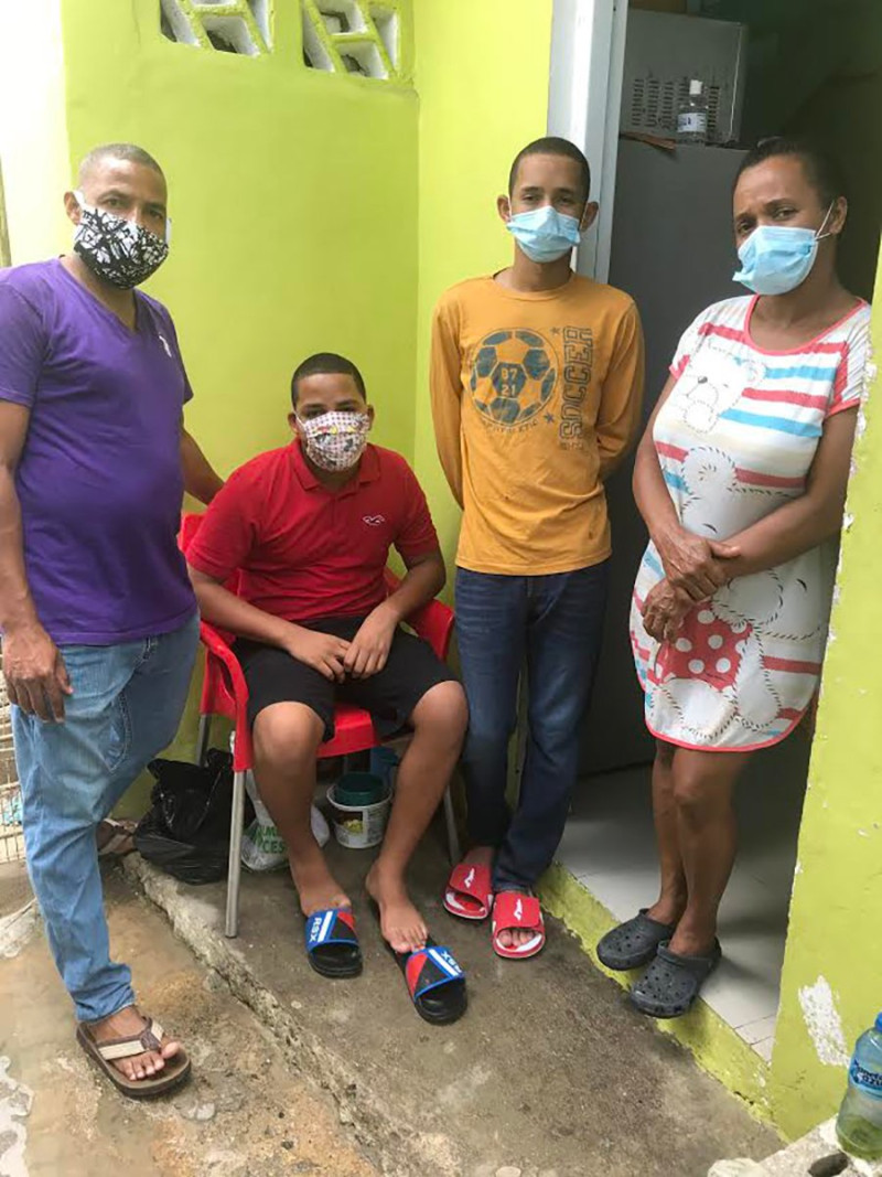 Los adolescentes junto a sus tíos Josefina y Franklín , quienes se hicieron cargo de ellos pese a su vulnerable realidad económica.
