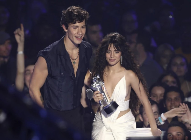 Shawn Mendes y Camila Cabello cuando aceptaban un premio de colaboración por el tema “Senorita” en el MTV Video Music Awards 2019 en August. (Matt Sayles / Associated Press).