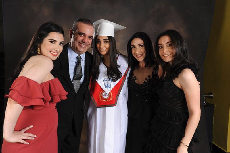 Luis Abinader junto a su familia.