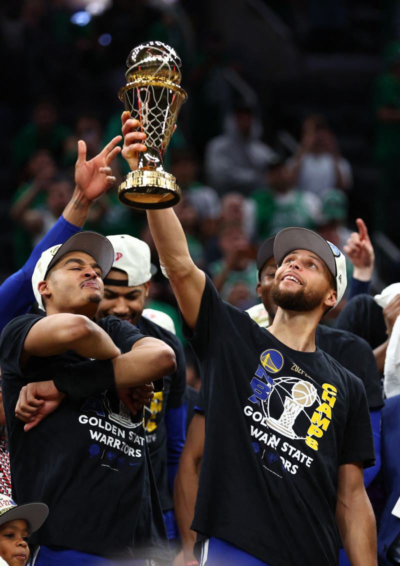 Stephen Curry, de los Warriors de Golden State, eleva el trofeo que lo acredita como Jugador Más Valioso de la serie final de la NBA en la que superaron 4-2 a los Celtics.