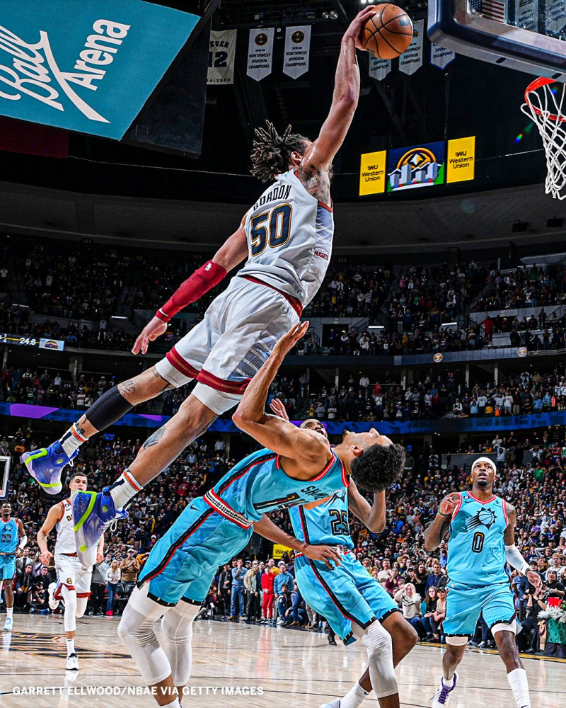 Aaron Gordon, de Denver, se eleva para donquear el balón sobre Landry Shamet, de los Susn, en el partido del domingo por la noche en el baloncesto de la NBA.