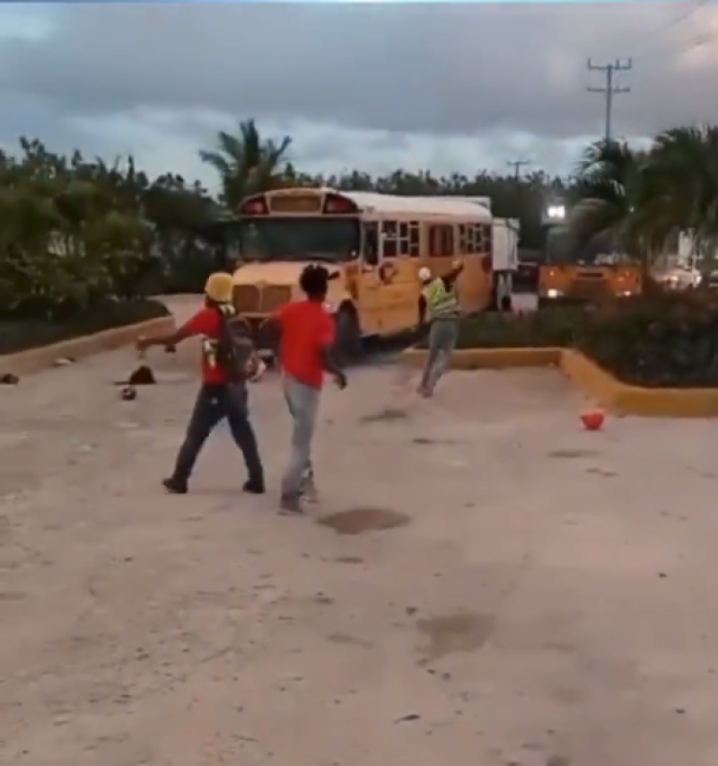 Grupo de haitianos lanza piedras a vehículos en la zona de Cap. Cana. Captura de video.