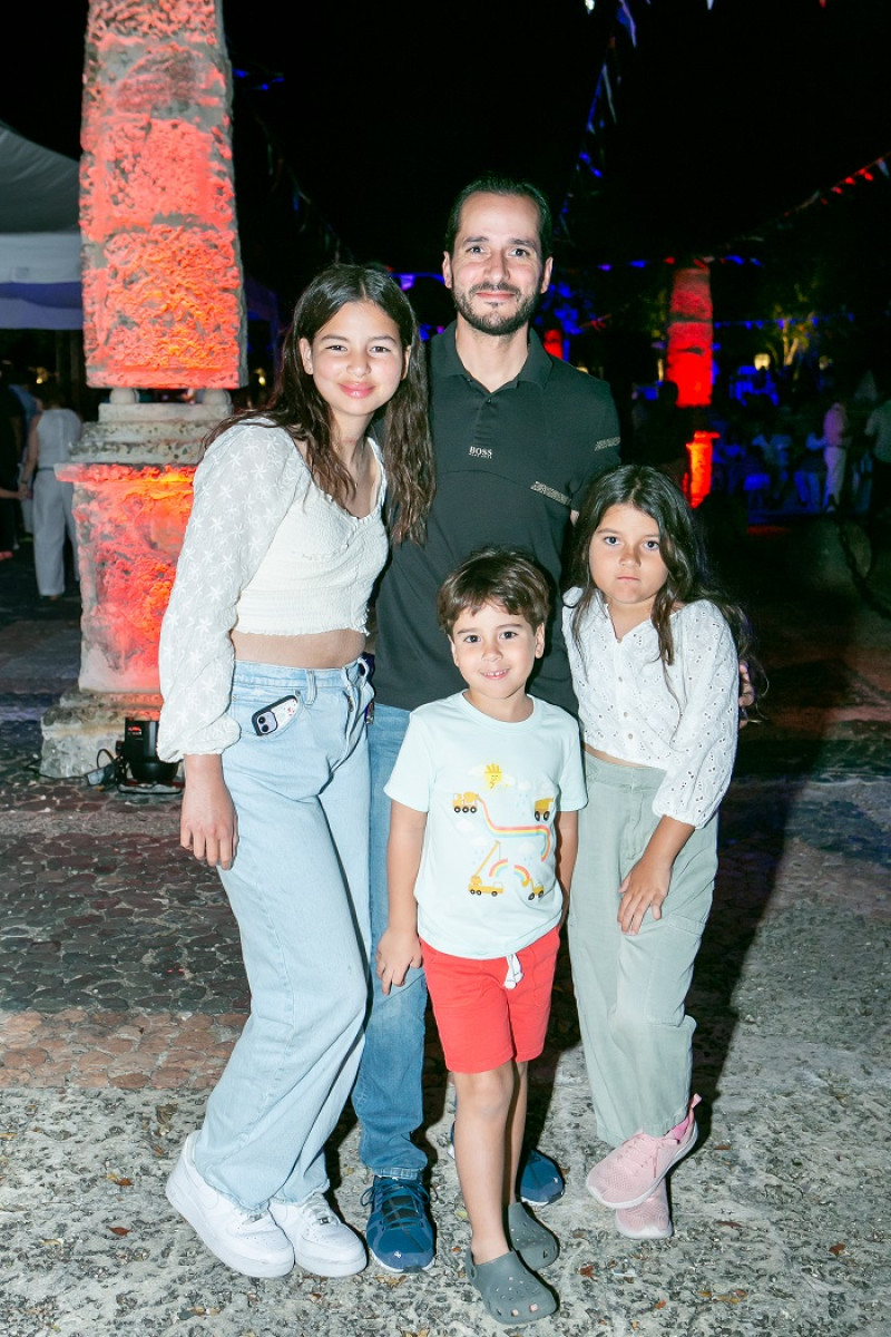 Maía Díaz, Darwin Romero, Luis Romero y Dala Romero.