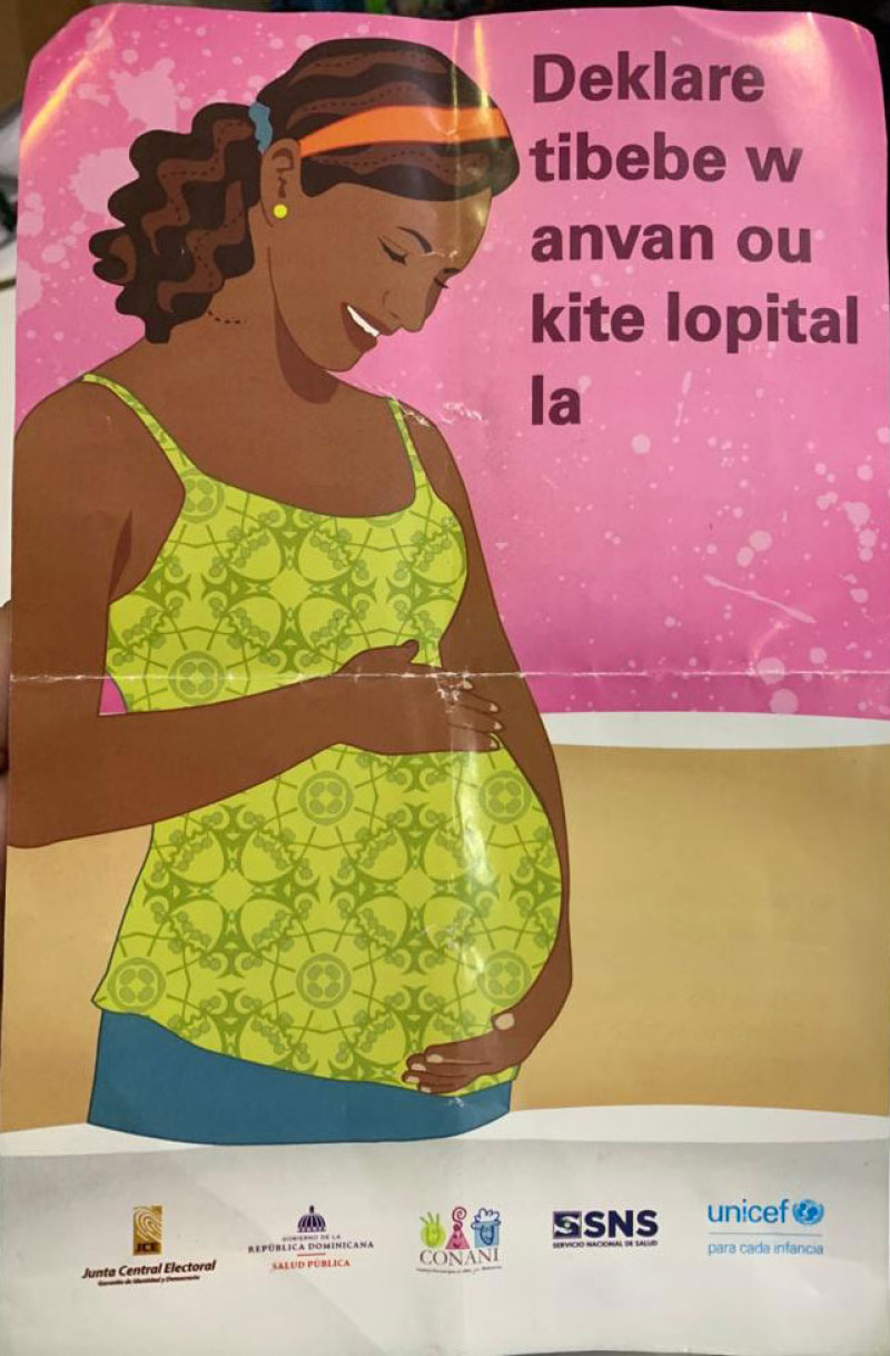 El cartel que orienta a las embarazadas, se reparte en español y creole.