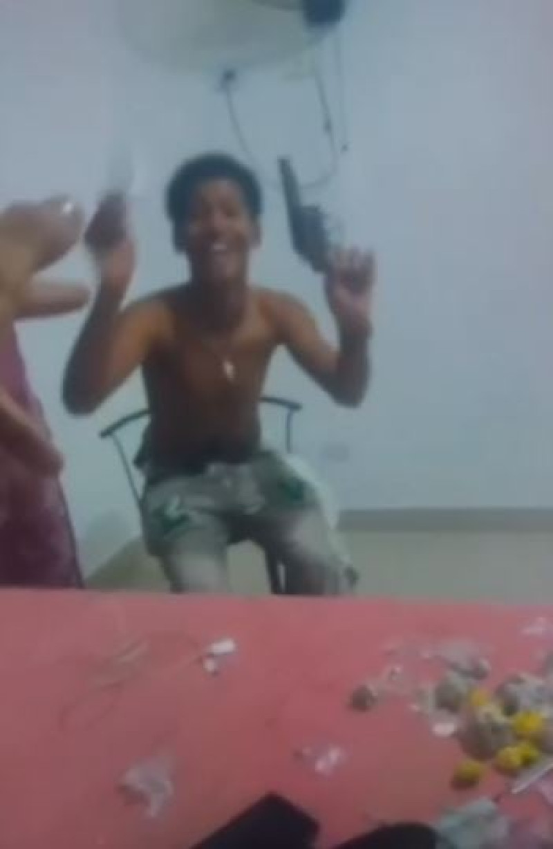 Joven muestra pistola en video / Captura de video