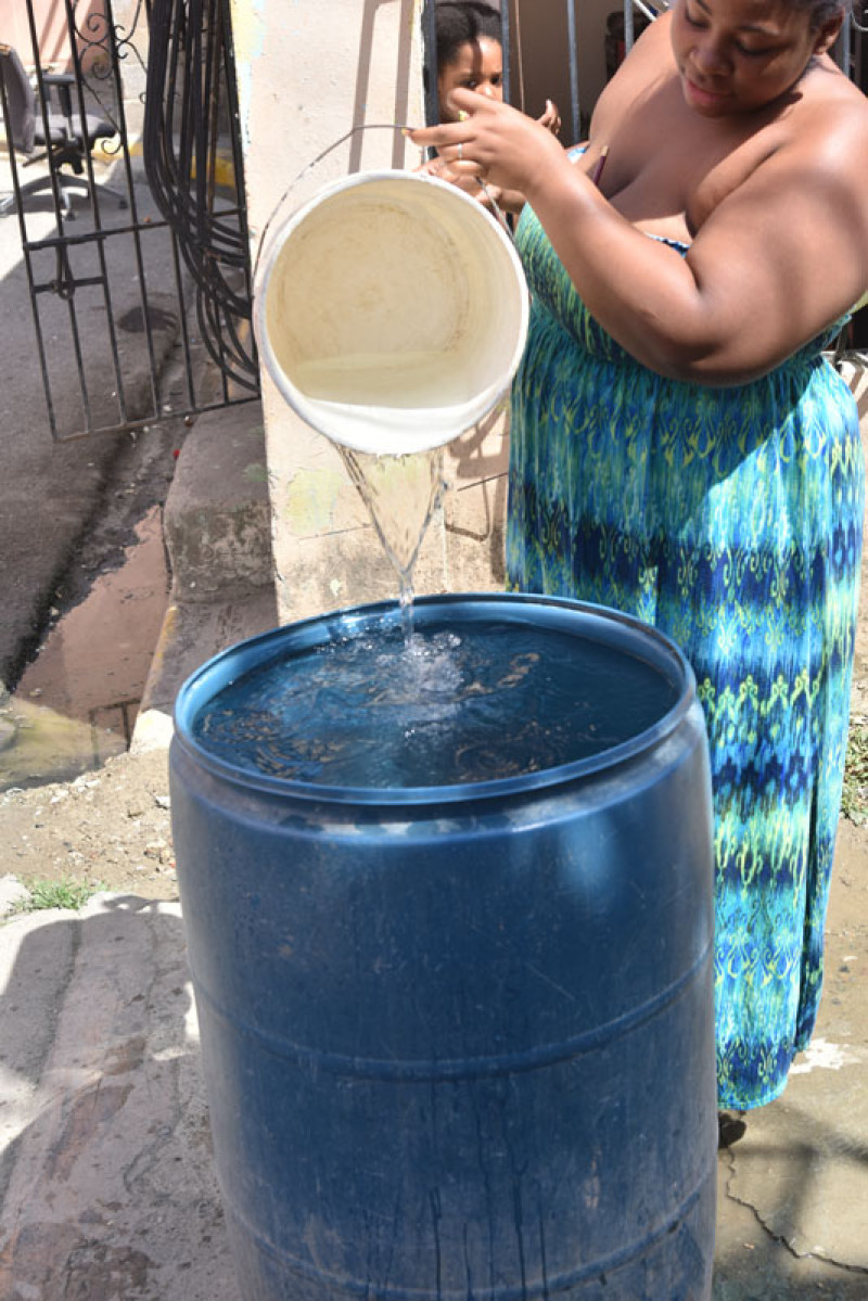 En los barrios de la capital la gente tiene que comprar agua para abastecerse.