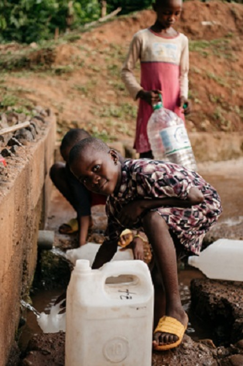Niños de Camerún llenan sus bidones de agua limpia mediante una infraestructura instalada. Europa Press