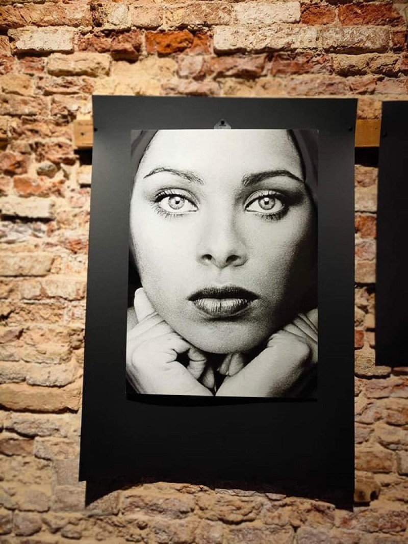La actriz dominicana Iris Peynado protagoniza una exposición fotográfica. Foto: fuente externa