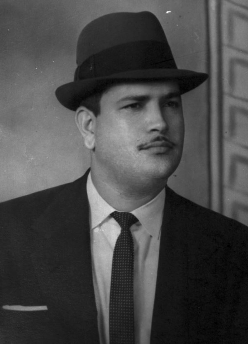 Retrao de Francisco Alberto Caamaño Deñó vestido con traje negro y sombrero