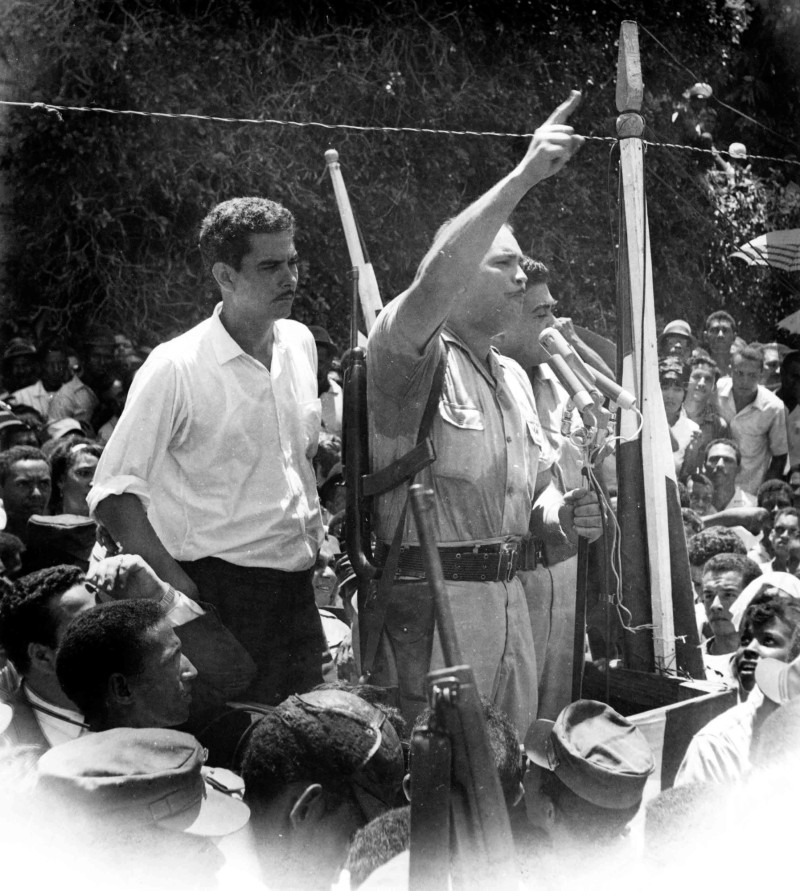 Coronel Francisco Alberto Caamaño Deñó se dirige al pueblo durante una manifestación popular