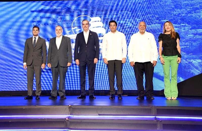 Abinader junto al ministro de Turismo, David Collado, el ministro de Medio Ambiente, Miguel Ceara Hatton y otros panelistas.