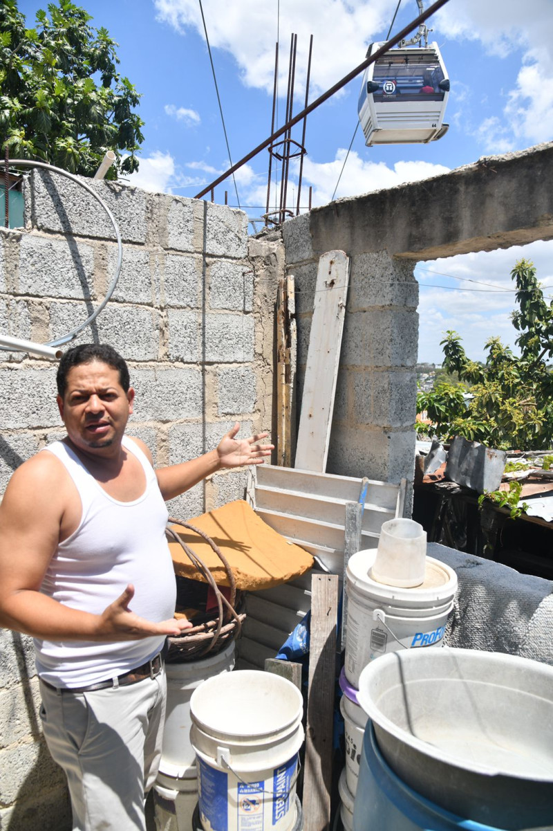 Carlos Vargas mientras mostraba lo avanzada que quedó la construcción de su casa.