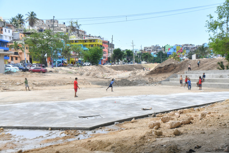 Niños jugando en el nuevo parque en construcción de Cristo Rey.