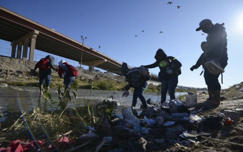Foto de archivo de migrantes latinos tratando de cruzar la frontera de México y EEUU.
