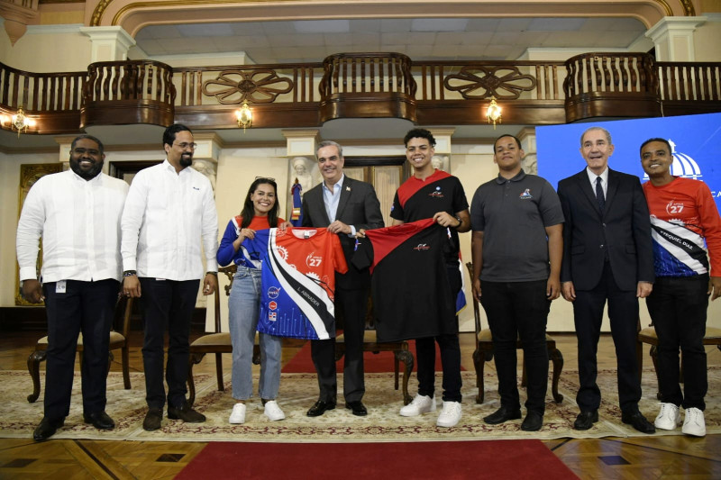 Presidente Luis Abinader al recibir las camisetas de los equipos ganadores.