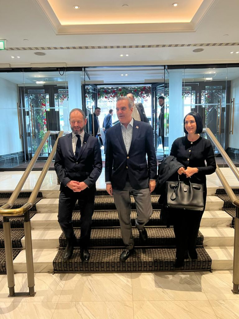 Abinader y la primera dama a su legad a Londres