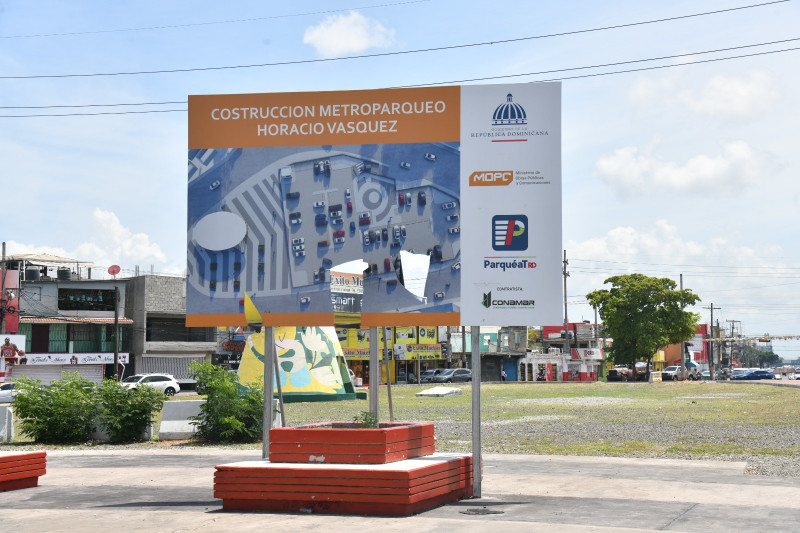 El cartel anuncia la construcción del metroparqueo en la estación Eduardo Brito, ubicada en la avenida Francisco del Rosario Sánchez.