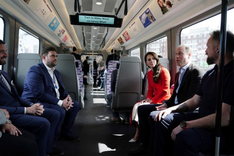 El Príncipe William, el Príncipe de Gales de Gran Bretaña y la Princesa de Gales de Gran Bretaña toman la línea Elizabeth y hablan con los pasajeros en el metro en su wat para visitar el Dog & Duck Pub en Soho, en el centro de Londres, el 4 de mayo de 2023 para escuchar sobre su preparación para el Fin de Semana de la Coronación y conocer a miembros del personal y representantes de otros negocios de hospitalidad y recreación del área.