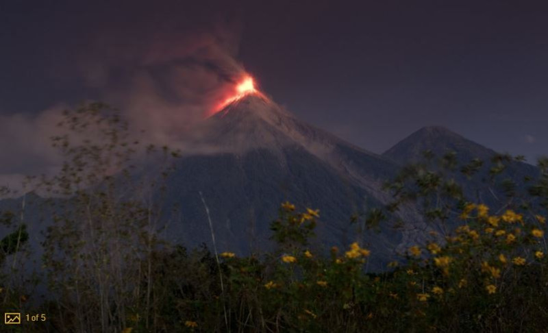 El volcán de Fuego, o volcán de Fuego, arroja lava fundida y ceniza caliente desde su cráter en Escuintla, Guatemala, en noviembre de 2018. Foto de archivo