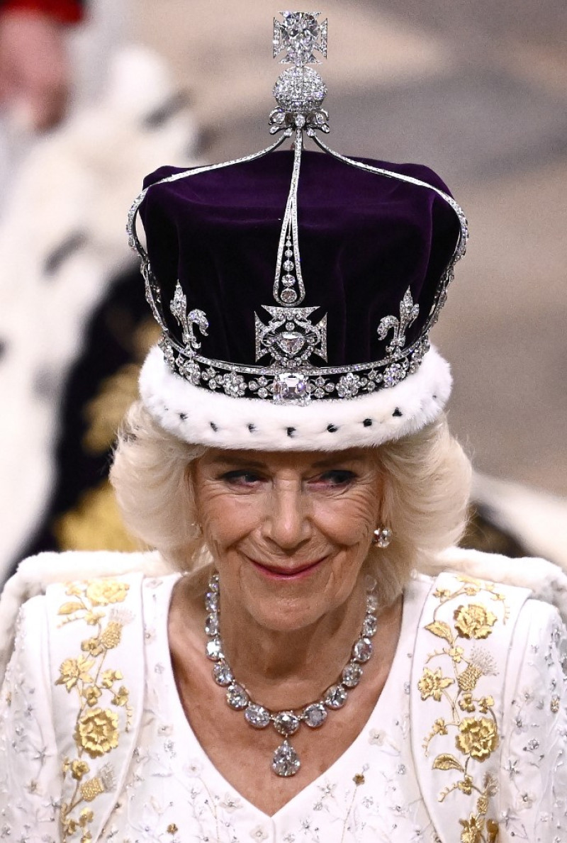 Camilla de Gran Bretaña sonríe mientras usa una versión modificada de la corona de la reina María durante la ceremonia de coronación dentro de la Abadía de Westminster.