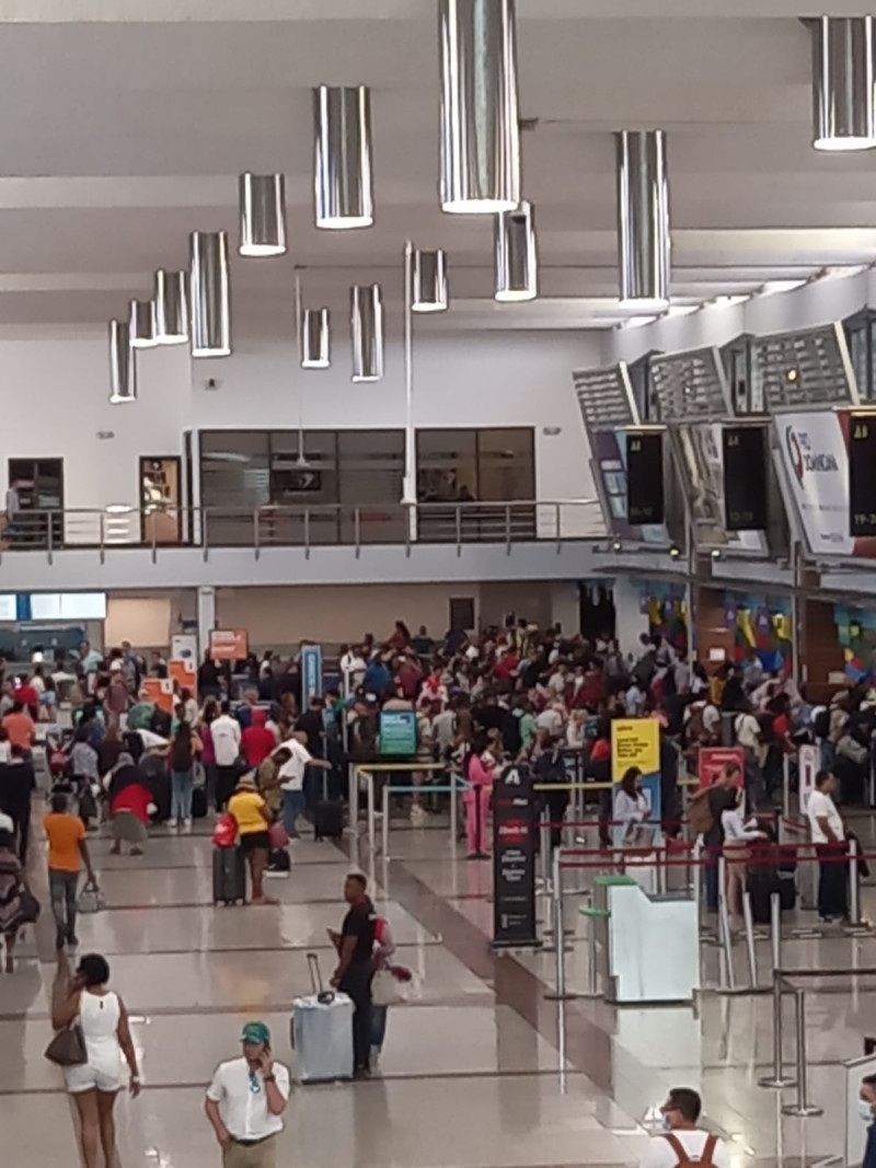 Personas trasladándose en el Aeropuerto Internacional de Las Américas