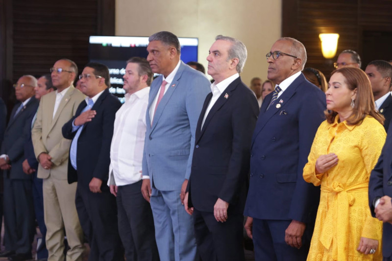 El presidente Luis Abinader en el acto de lanzamiento del Sistema Único de Gestión de Pagos (Sugep), junto al contralor Félix Santana y otros funcionarios.
