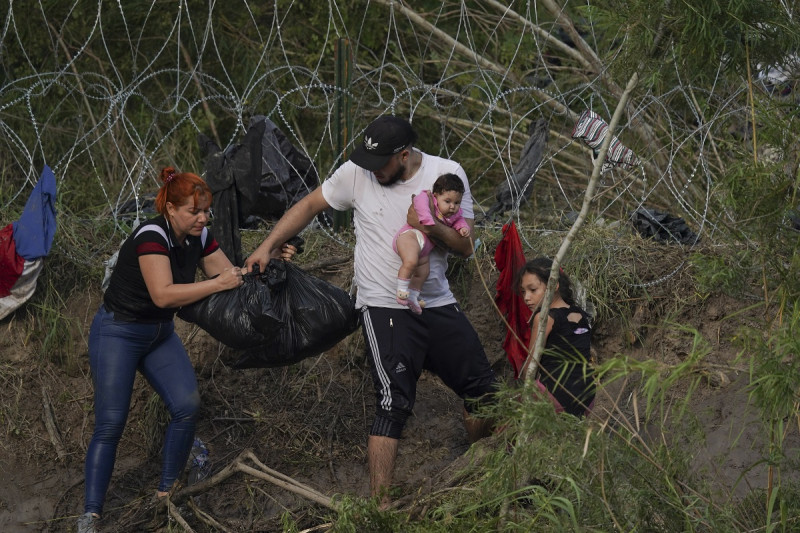 Migrantes Cruzan La Frontera De Ee Uu En Las últimas Horas Antes De Que Expire El Título 42 5262