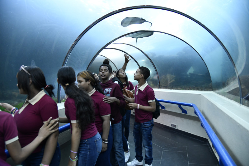 Estudiantes de centros educativos durante un recorrido por las instalaciones del Acuario Nacional.