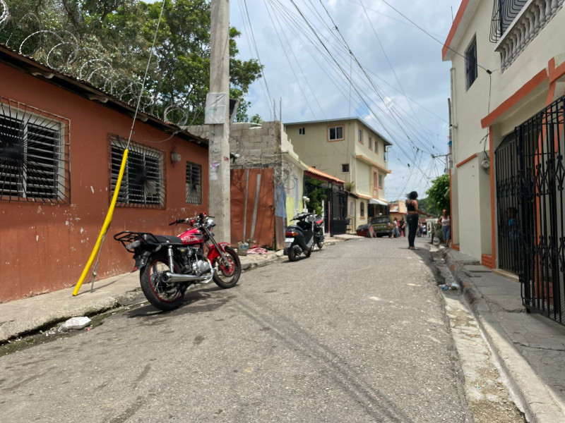 Según un informe policial, los atacantes encapuchados se transportaban en una motocicleta, y llegaron a una esquina del sector Villa Bartola y, sin mediar palabras, comenzaron a disparar al callejón.