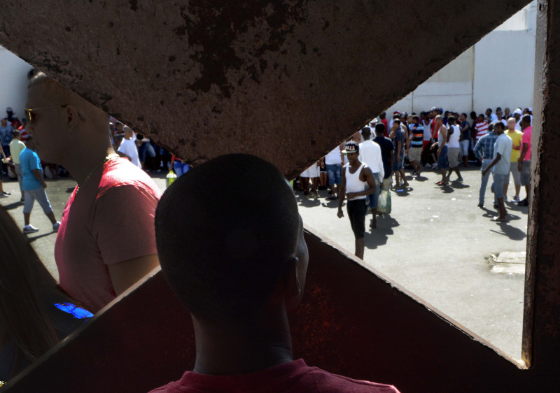 En la cárcel de La Victoria, que registra una gran cantidad de presos preventivos,un recluso observa desde la puerta de El Tunel de esa prisión..