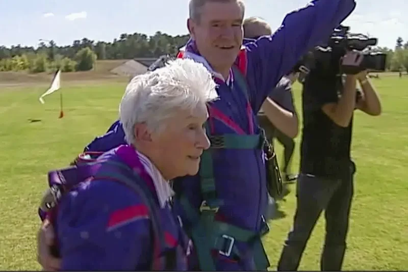 Clare Nowland luego de su salto en paracaídas en Canberra, Australia, 6 de abril de 2008. Nowland, ahora de 95 años y afectada de demencia, murió ayer.