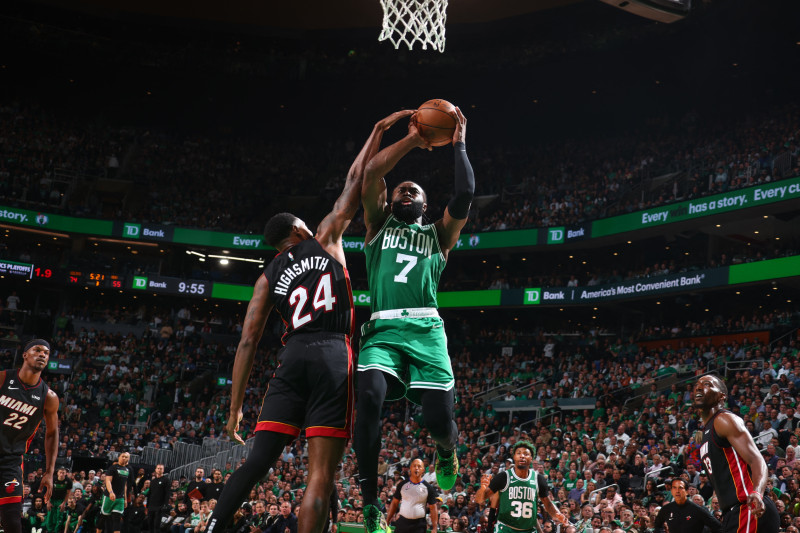 Jaylen Brown, delos Celtics, se eleva ante la defensa de Haywood Highsmith, de los Heat, en acción del quinto partido de la final del Este en el baloncesto de la NBA.