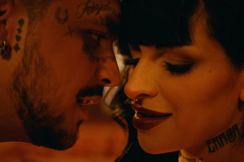 Escena del videoclip de "Cazzualidades"
