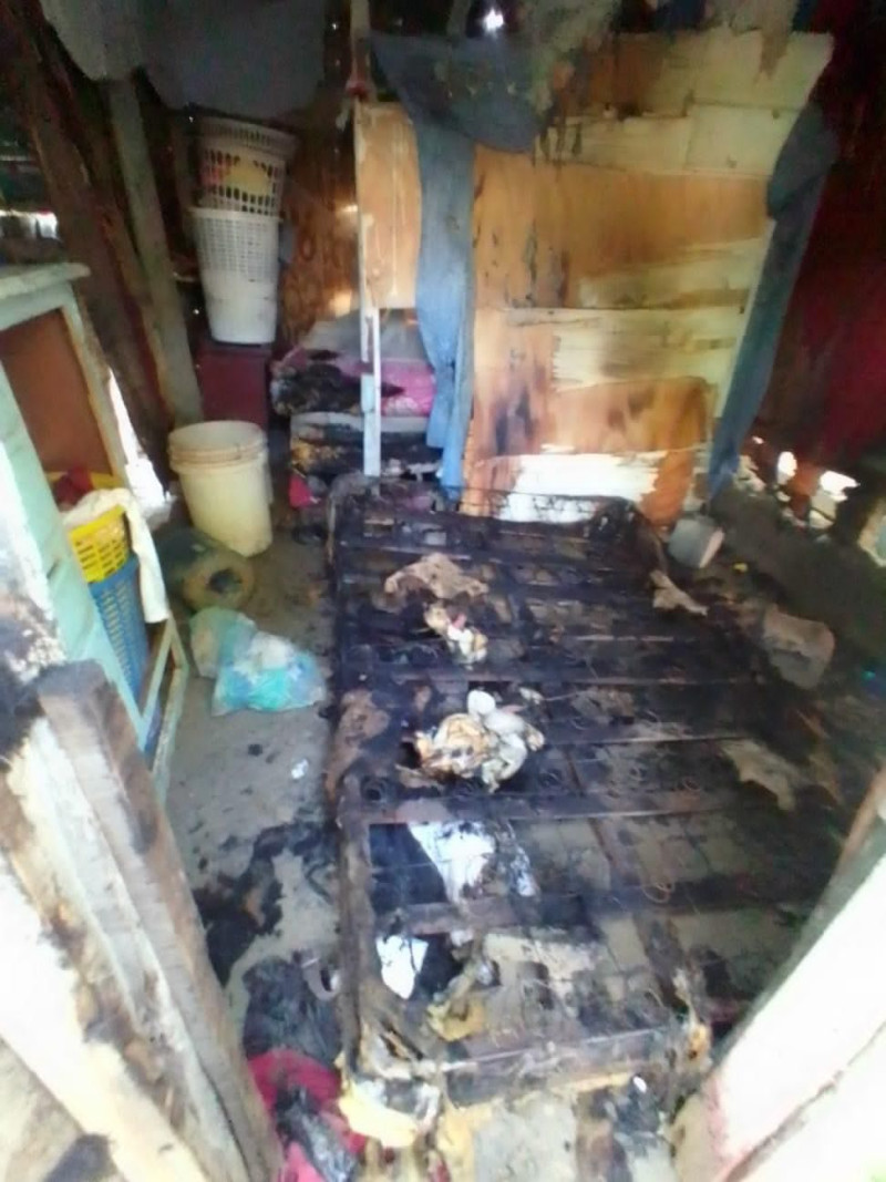 Condiciones en que quedó la casa quemada donde una mujer y su hijo quedaron muy graves.