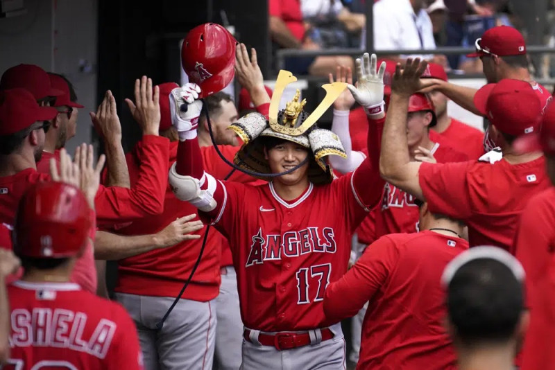 Ohtani en celebración en el clubhouse de Anaheim.