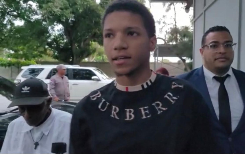 Josefrailin Alcántara Martínez, alias “El Pelotero y/o El Mayorcito” al momento de su entrega a la Policía