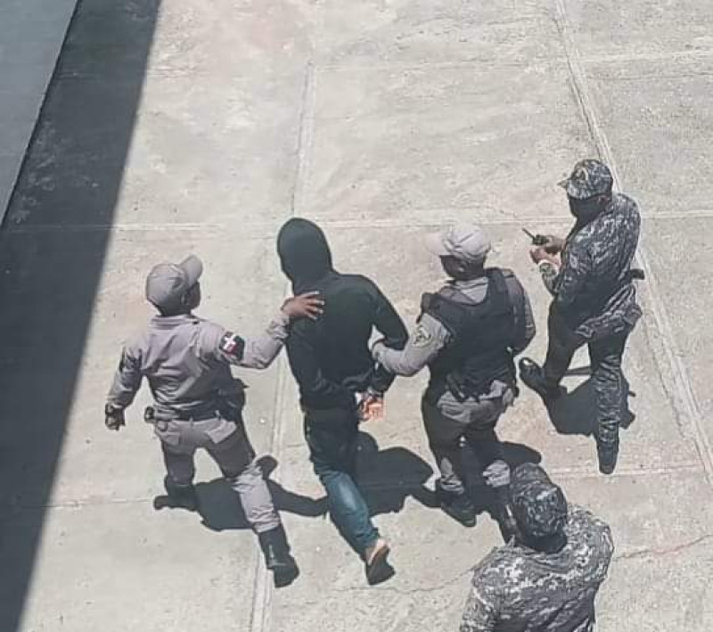 Momentos en que agentes conducían a Ismael Daniel Matos, chofer de pantana en accidente en Hato Mayor