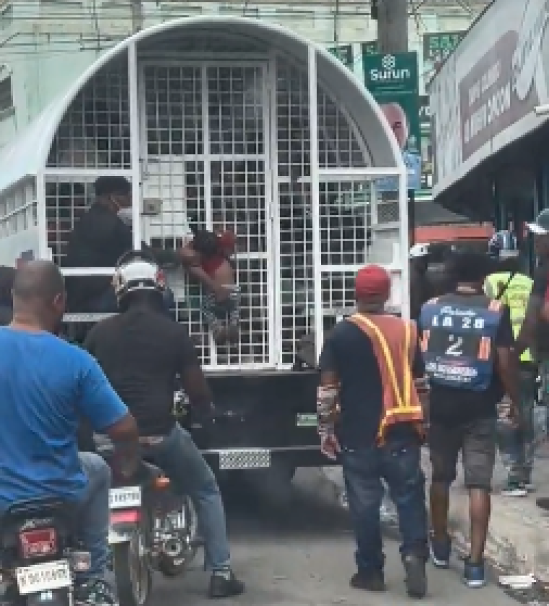 Bebé sujetado a verjas de camión de control migratorio de la DGM.