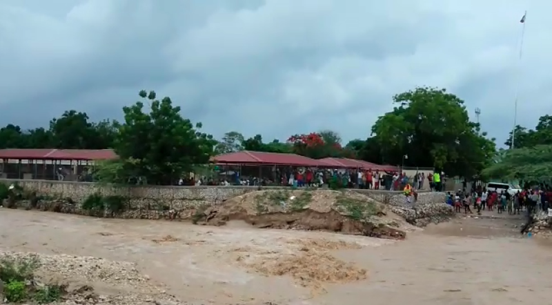 En la zona fronteriza han caído copiosas lluvias que han provocado la crecida del rio entre esta parte y Haití.