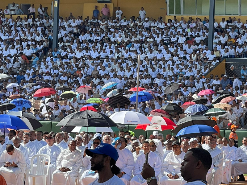 Multitud de feligreses en el Estadio Cibao durante eucaristía de Corpus Christi