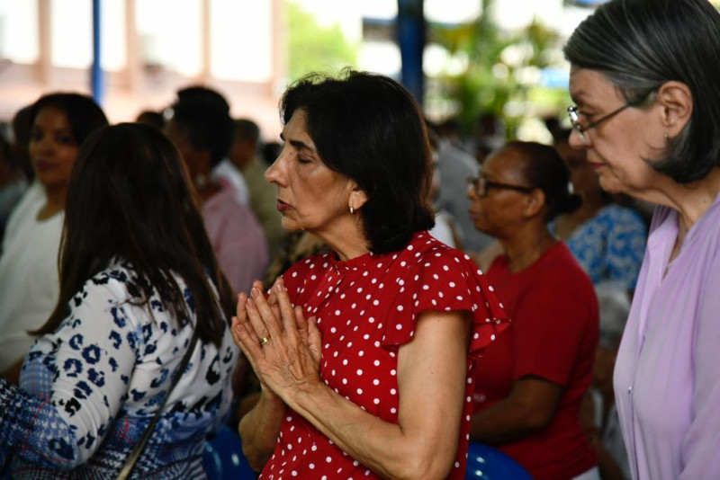 Señora mientras ora en el día de Corpus Christi.