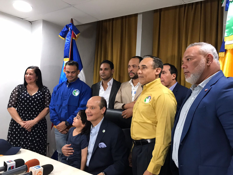 Ramfis Trujillo junto a miembros de su partido