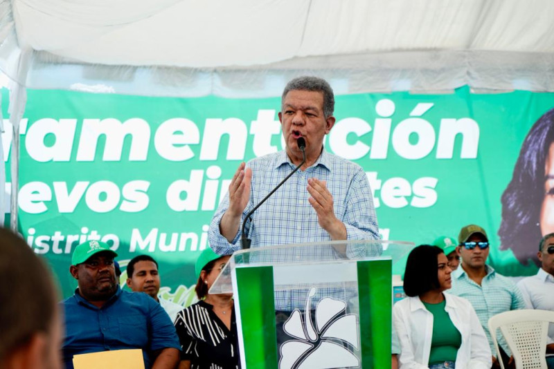 Fernández denunció que el actual gobierno inauguró el hospital de Villa Hermosa, y que la población todavía no ha podido usarlo, porque nunca lo han abierto.