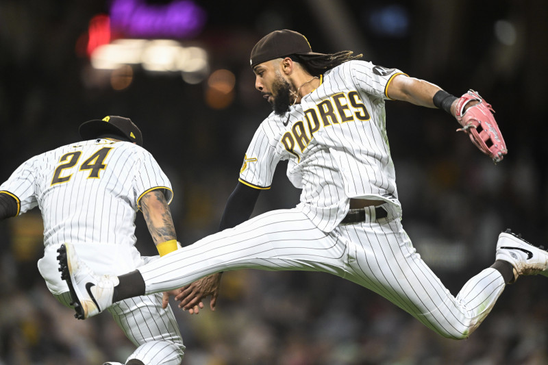 El dominicano Fernando Tatis Jr. (derecha) y el venezolano Rougned Odor festejan la victoria de los Padres de San Diego ante los Guardianes de Cleveland, el miércoles 14 de junio de 2023.