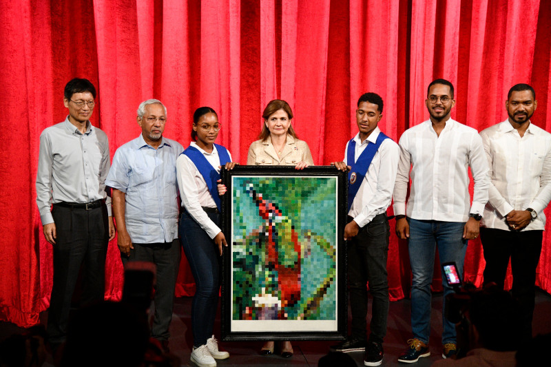 Raquel Peña recibe obra elaborada por estudiantes