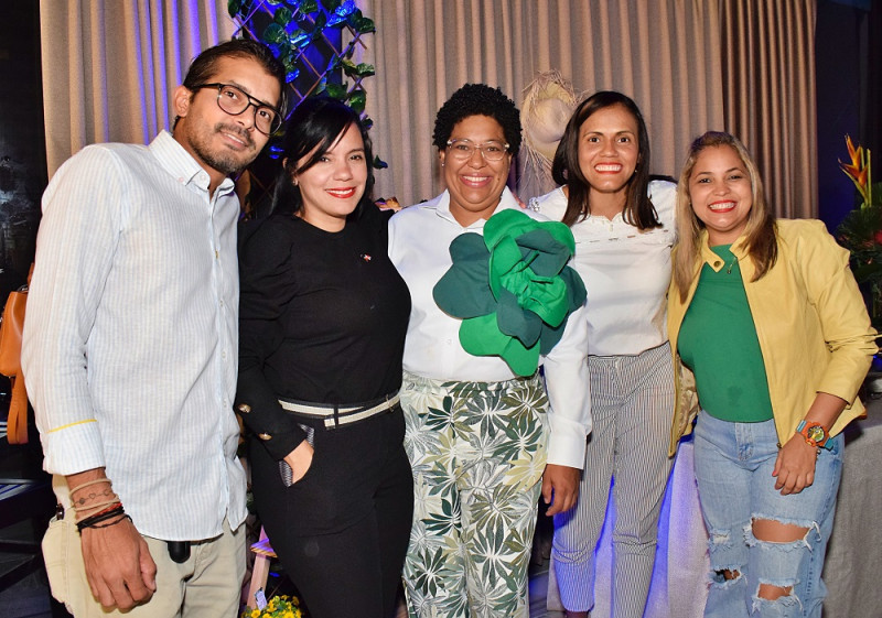 Efrain Blanco, Paola Arias, Ileni Mckenzie, Alida Morales y Karina Muñoz.