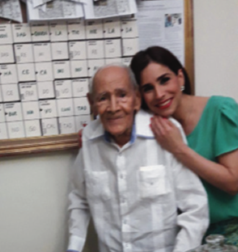 Karina junto a su abuelo Manuel Campos Navarro.